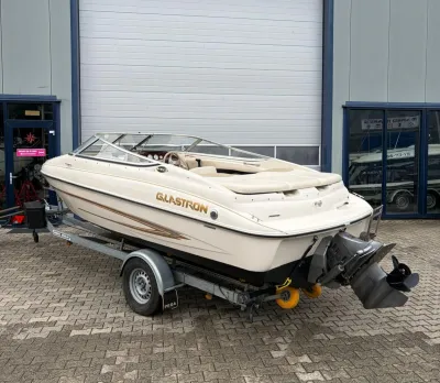 bowrider op trailer bij bedrijfspand