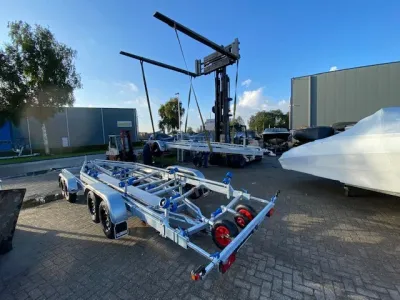 boottrailer op buitenterrein naast boten