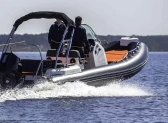 RIB op het water trekt watersporter