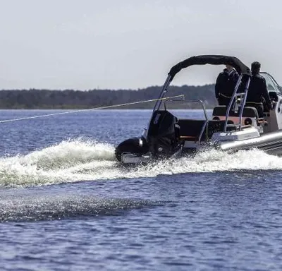 RIB trekt waterskiër op open water