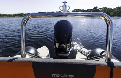 achteraanzicht met buitenboordmotor op water