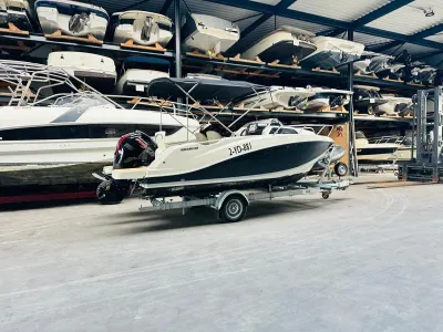 motorboot op trailer in opslagloods