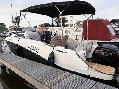 motorboot afgemeerd in jachthaven