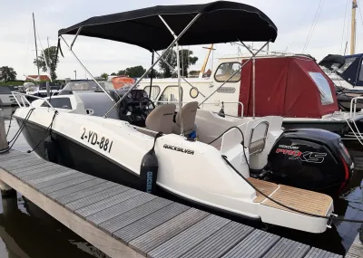 motorboot afgemeerd in jachthaven