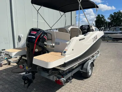 motorboot op trailer, vanaf achterzijde