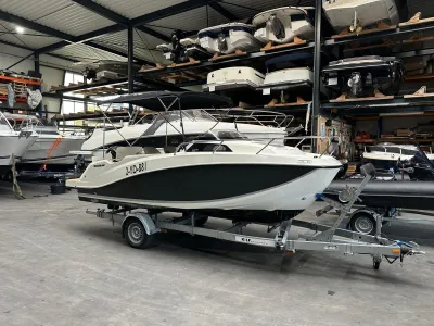 motorboot in opslaghal op trailer