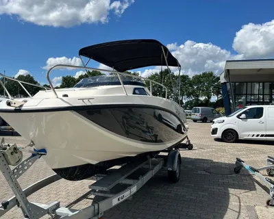motorboot op trailer bij bedrijf