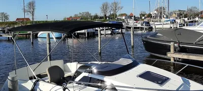 motorboot afgemeerd in een jachthaven