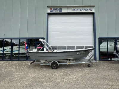 sloep op trailer bij bedrijfspand