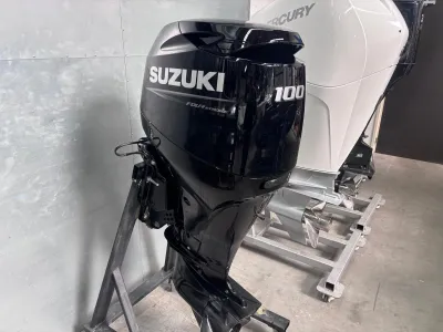 zwarte buitenboordmotor in opslagruimte