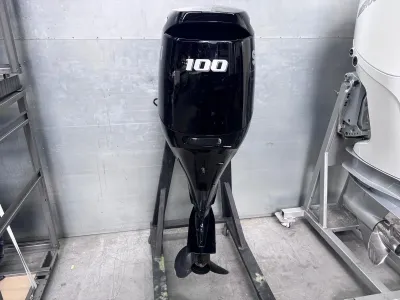 buitenboordmotor in opslagruimte