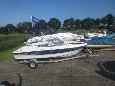 bowrider op trailer bij ligplaats