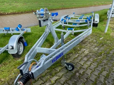 boottrailer op gras en klinkerpad