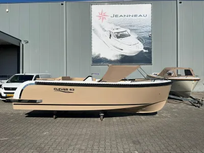 beige tender boot bij bedrijfspand