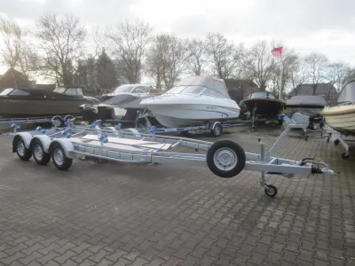 lege boottrailer op parkeerplaats