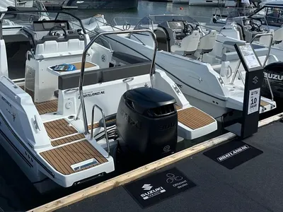 buitenboordmotor op boot afgemeerd in jachthaven