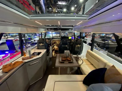 Interieur van een kajuit met zithoek en stuurstand