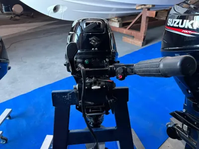 buitenboordmotor op standaard in hal
