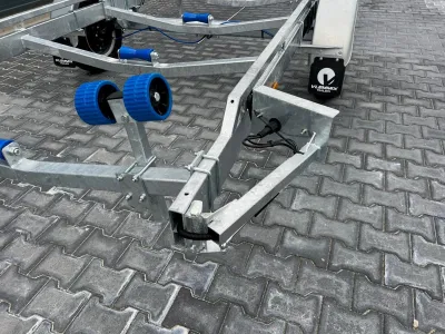 boottrailer frame en rollers op bestrating