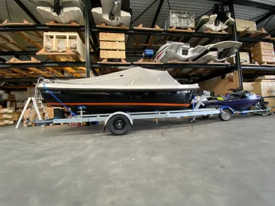 sloep op trailer in magazijn