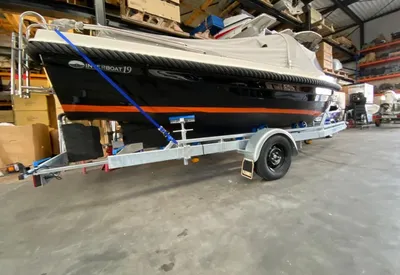 sloep met trailer in opslaghal