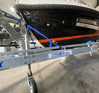 sloep op trailer in loods