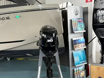 buitenboordmotor bij boot in showroom