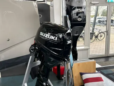 buitenboordmotor in showroom