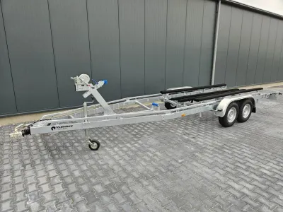 boottrailer op bestrating naast hal
