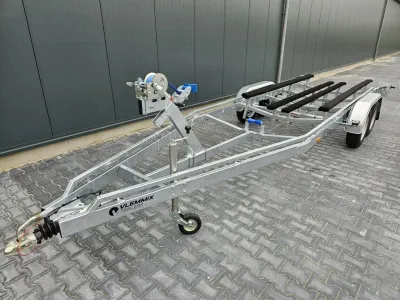boottrailer op bestrating naast bedrijfspand