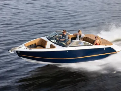 snelvarende sportboot met passagiers