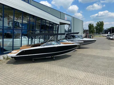 motorboten buiten bij showroom