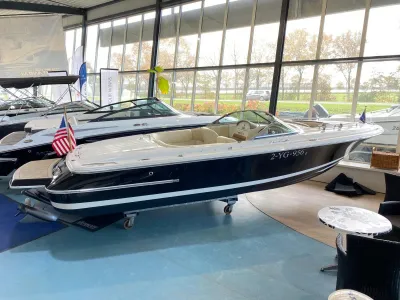 snelboot in showroom