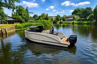 motorboot op rustig kanaal