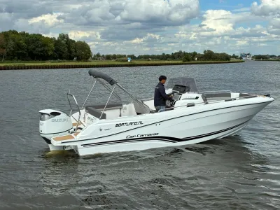 boot op water bij een rivier