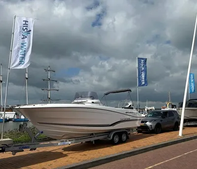 boot op trailer bij kade met bewolkte lucht