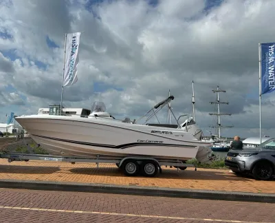 snelboot op trailer bij kade