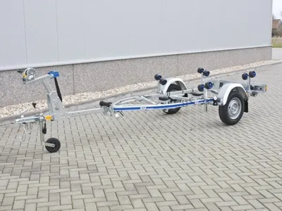 kantelbare boottrailer op bestrating