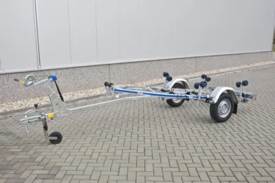 boottrailer op bestrating voor gevel