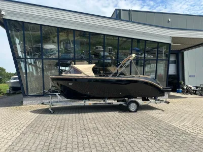zwarte tender op trailer bij showroom