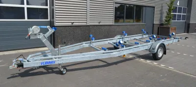 boottrailer op parkeerplaats voor bedrijfsgebouw