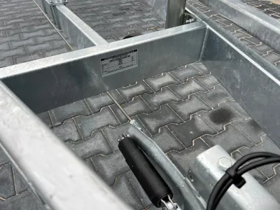 metaalframe van trailer op bestrating