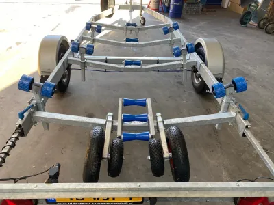 boottrailer in loods