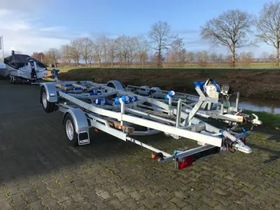 boottrailer op parkeerplaats