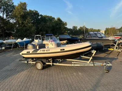 RIB op trailer in buitenopslag