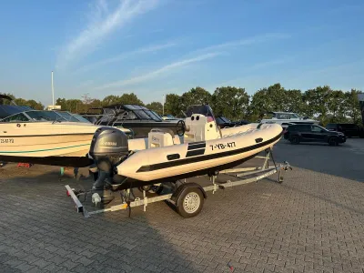 RIB op trailer in buitenopslag
