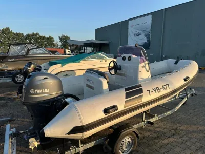 RIB op trailer bij showroom