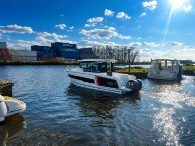 motorboot afgemeerd in een jachthaven