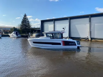 motorboot in haven bij loods