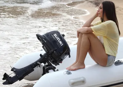 motor op opblaasbare boot met persoon